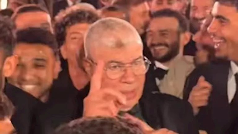 أحمد شوبير يرقص مع نجله مصطفى في حفل زفافه وسط نجوم الكرة (فيديو)