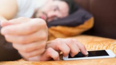 بتفتح عينك على الموبايل أول ما تصحى.. كيف يتأثر دماغك سلبا