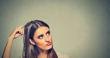 بتنسى كتير؟.. علامات تفرق بين النسيان الطبيعي وأعراض الخرف المبكرة