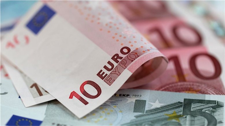 اليورو يتجه إلى خسارة أسبوعية خامسة رغم تراجع ضغوط البيع