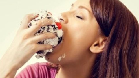 لماذا يرتفع السكر فى الدم رغم تجنب الحلويات؟.. 5 أسباب