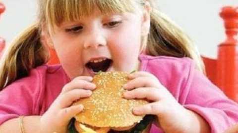 400 مليون طفل يعانون من زيادة الوزن حول العالم.. كيف نحمى الأبناء؟