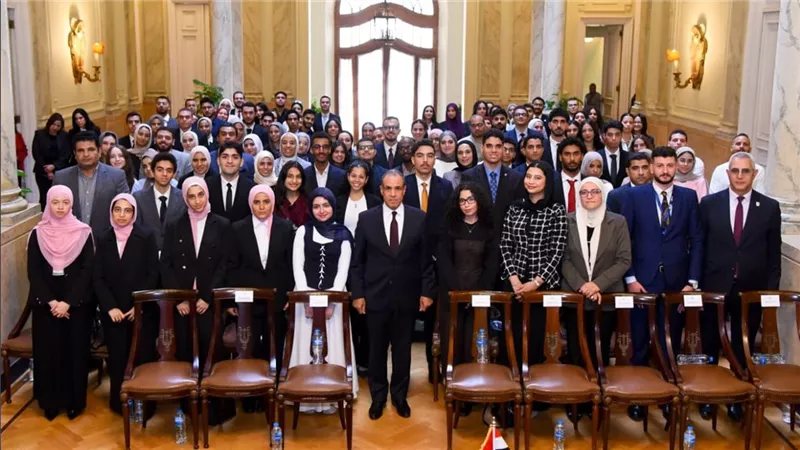وزير الخارجية يستقبل أوائل الطلاب بالجامعات المصرية