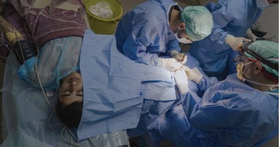 «American Doctor» يحصد جائزة سينما من أجل الإنسانية في مهرجان الجونة