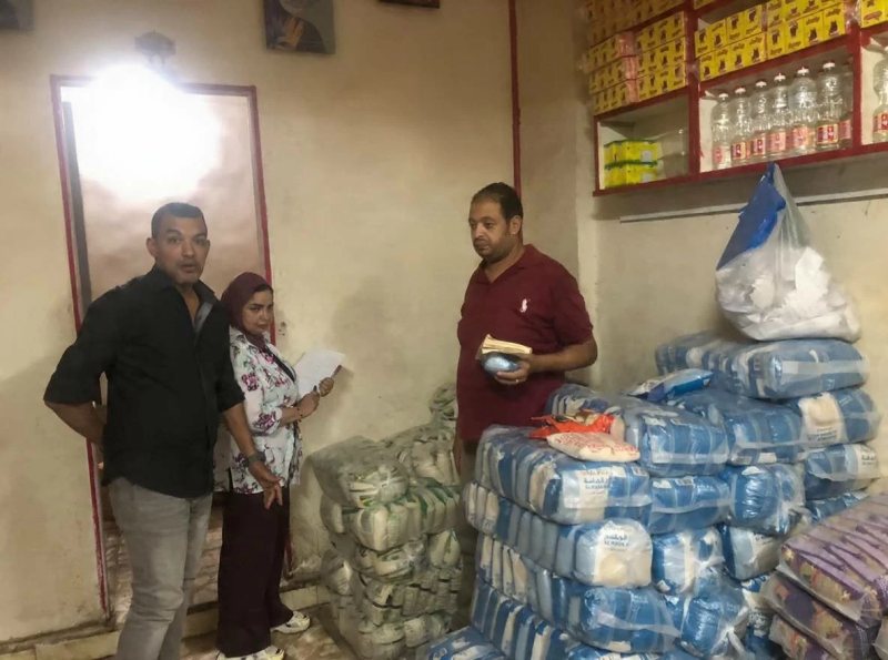 سقوط بقال تمويني بحوزته 400 زجاجة زيت مدعم.. وضبط تصرف في 2 طن دقيق بمخبز بلدي بالإسكندرية