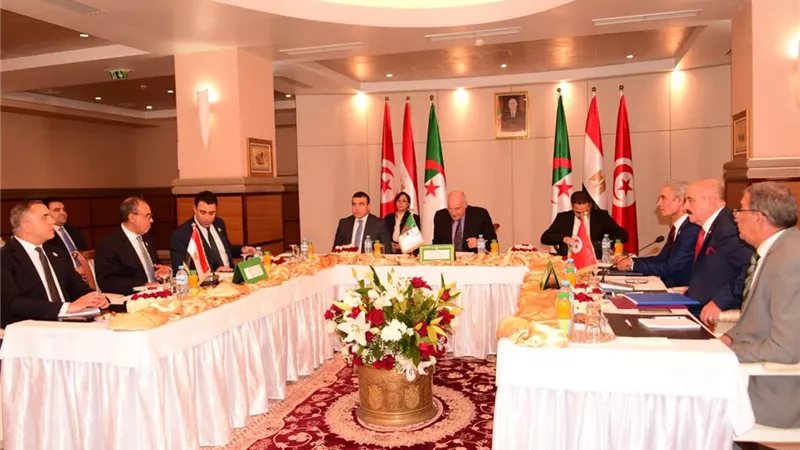 وزراء خارجية مصر والجزائر وتونس يعقدون اجتماعًا ثلاثيًا بالجزائر ويصدرون بيانًا مشتركًا