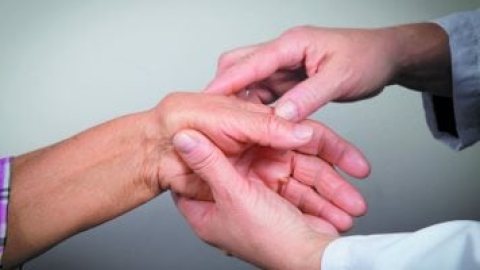 5 خرافات عن التهاب المفاصل.. هل تزيد الرياضة الألم والجراحة أحد الحلول؟
