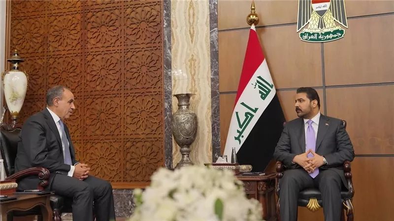 وزير الخارجية يلتقي رئيس الوزراء العراقي.. ويؤكد على أهمية تعزيز الشراكة الثنائية وتضافر الجهود لدعم الاستقرار الإقليمي